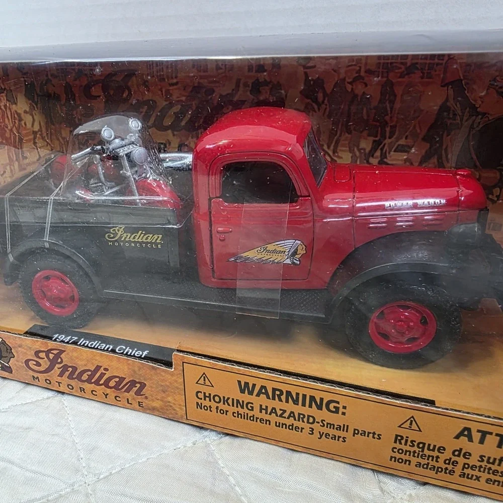 1947 Indian Chief Motorcycle & 1946 Dodge Power Wagon 1:32 Scale Die-Cast